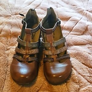 Brand new brown sandals